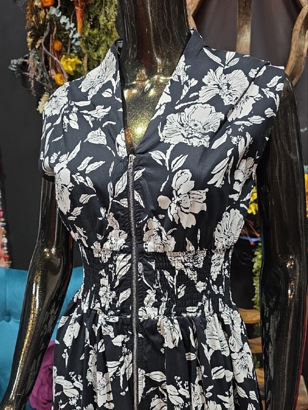 She + Sky Black and White Floral Zip-Front Midi Dress w/ Pockets - Picture 2 of 12